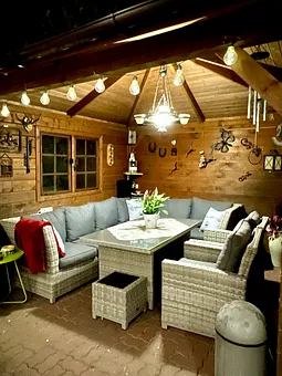 Der Außenbereich verfügt über mehrere Sitzgelegenheiten zum verweilen.