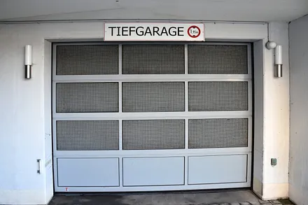 Tiefgarageneinfahrt Max. Fahrzeughöhe 1,95 m