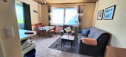 Wohnzimmer mit Essecke und Pantryküche