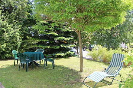  Zur Wohnung gehörende Sitzecke im Grünen