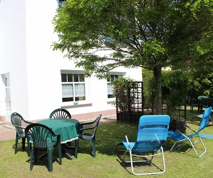 Sitzplatz im Grünen zur Wohnung gehörend