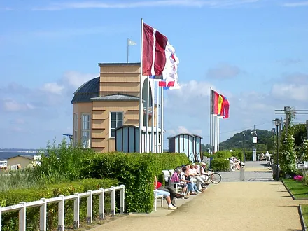 Bansiner Strandpromenade mit Blick auf die Konzertmuschel
