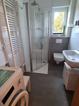 Modernes Duschbad/WC mit Waschmaschine