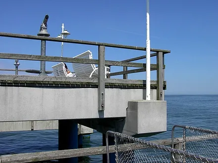 Schiffsanleger auf der Bansiner Seebrücke