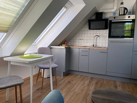 Küchenzeile und Eßtisch