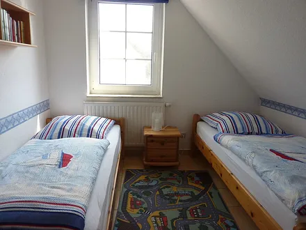 ein Schlafzimmer mit 2 Einzelbetten 