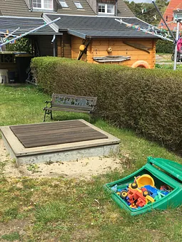Sandkasten mit Spielzeug 