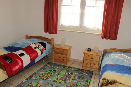 ein Schlafzimmer mit 2 Einzelbetten + 1 Aufbettung