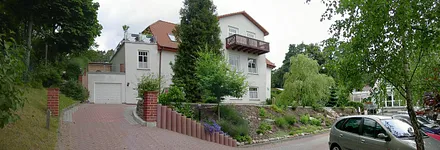 Haus Vorderansicht - Der Balkon oben gehört zur  Ferienwohnung