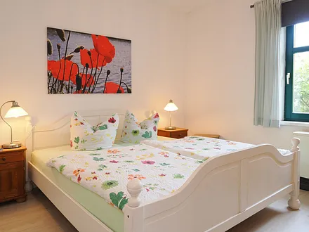 viel Platz im Schlafzimmer - gerne stellen wir ein Kinderbett dazu