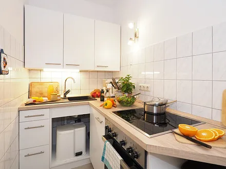 Kleine Küche mit allem was man braucht