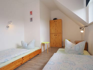 Unser Kinderzimmer - wahlweise mit Holzkinderbett oder mit zwei Einzelbetten