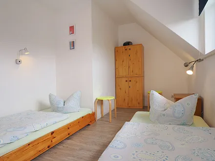 Unser Kinderzimmer - wahlweise mit Holzkinderbett oder mit zwei Einzelbetten