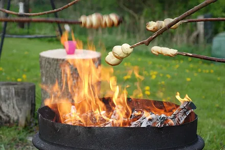 Lagerfeuerabende mit Stockbrotbacken gemeinsam mit allen Gästen 