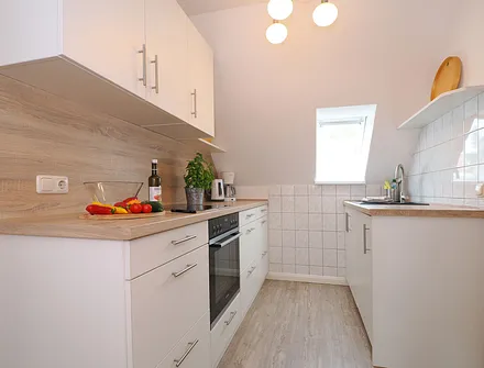 Kleine helle Küche mit allem was man braucht