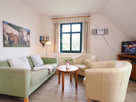 Licht und ein weiter Blick über die Wiesen im gemütlichen Wohnzimmer des "Heubodens"