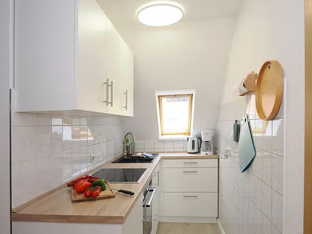 Kleine Küche mit allem was man braucht