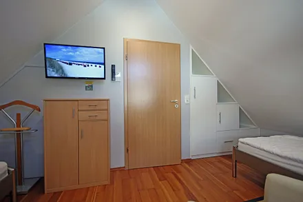 Schlafzimmer im DG mit offenem Einbauschrank und Flach TV 32'' HD