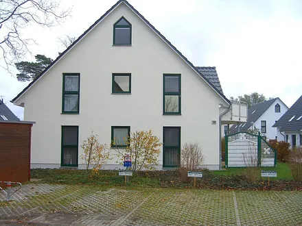 Parkplätze am Haus - Rechter Parkplatz gehört zur Wohnung