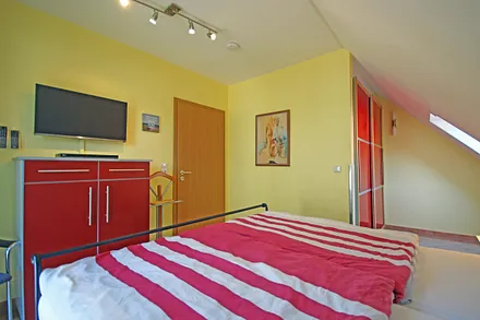 Schlafzimmer im Obergeschoss mit Doppelbett 180 x 200 und Flach TV 32''  HD