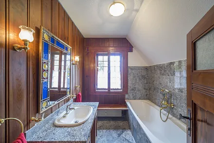 Natursteinbad mit hochwertiger Ausstattung