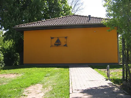 Parkplatz mit  barierefreiem Aufgang