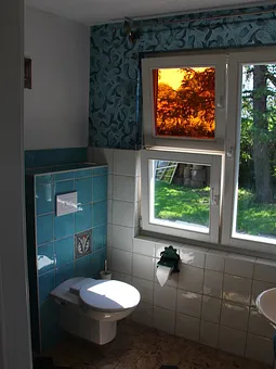 Bad mit Dusche und Waschbecken