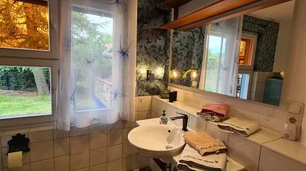 Bad mit Dusche und Waschzeile