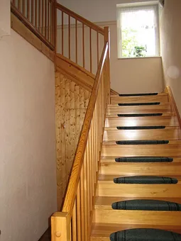Eingangsbreich ( Treppe zum 1.OG )