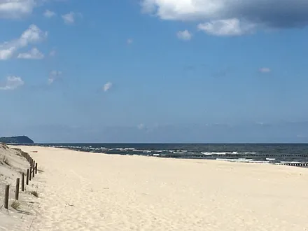 Strand mit Blick auf die Steilküste von Bansin