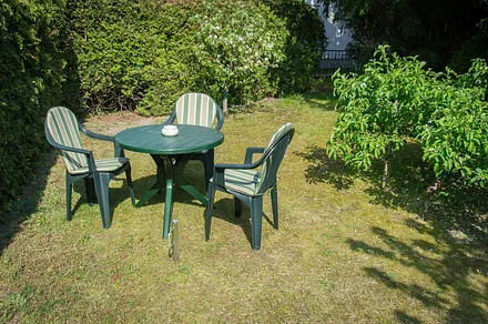 Garten (mit Garnitur zum Essen und entspannen)