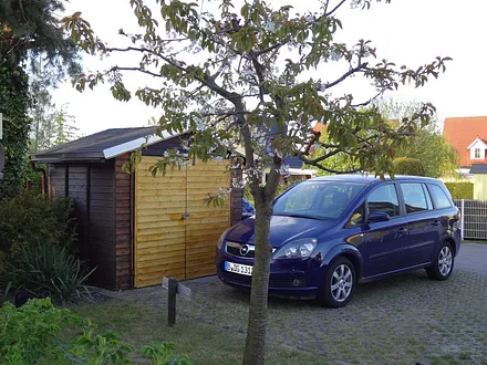 Wageneinstellplatz mit Fahrradschuppen