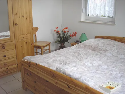 Schlafzimmer im 1. OG mit Kindergitterbettchen