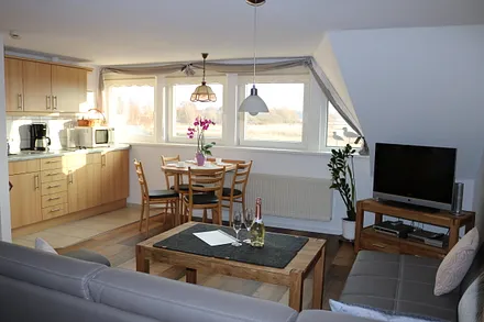 Küche und Wohnzimmer mit Boddenblick