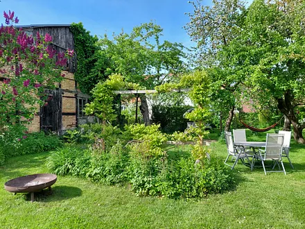 Nehmen Sie Platz im idyllischen Garten