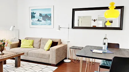 Wohn-/ Esszimmer mit direktem Terrassen- und Gartenzugang