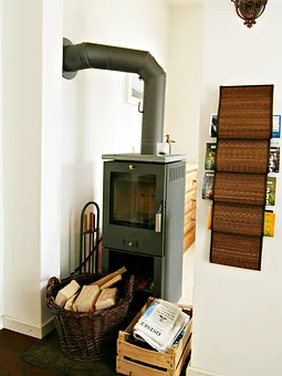 Der Kaminofen macht es besonders kuschelig