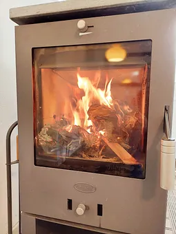 Der Kaminofen macht es besonders kuschelig
