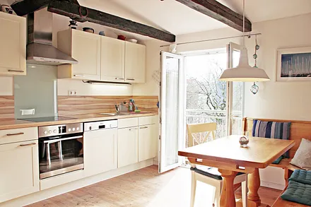 Helle Wohnküche mit Ausblick