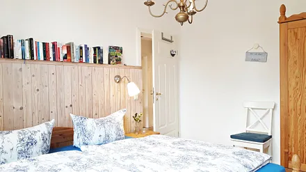 Schlafzimmer mit Kingsize-Bett (180x200 cm) und getrennten Matratzen