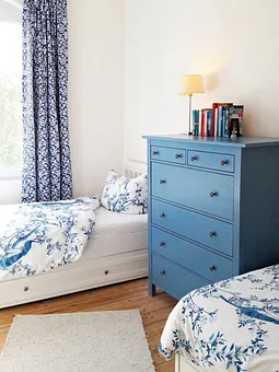 Zweites Schlafzimmer mit zwei Einzelbetten