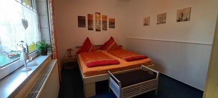 1. Schlafzimmer mit großem Doppelbett