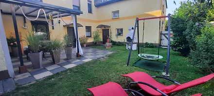 Kleiner Garten mit Terrassen und Grill