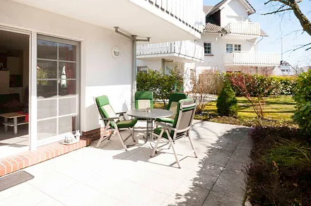 Die großzügige Terrasse lädt zum Entspannen ein