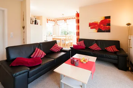 Das Wohnzimmer mit Blickrichtung zur Couch 