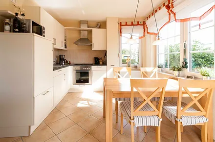 Unsere moderne voll ausgestattete Küche mit hellem Essbereich 