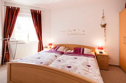 Das Schlafzimmer mit Doppelbett bietet gesunden Schlaf