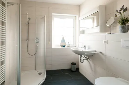 Das Badezimmer mit begehbarer Dusche 