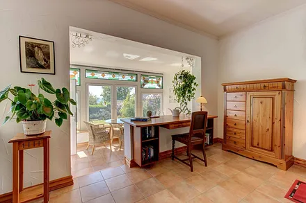 Im Hintergrund der Wintergarten mit Zugang zur Terrasse