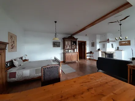 Wohn-Schlafraum mit Doppelbett